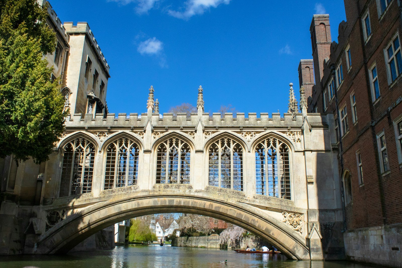 Cambridge'in kolej mimarisi ve nehir çevresi — şehir fotoğrafı