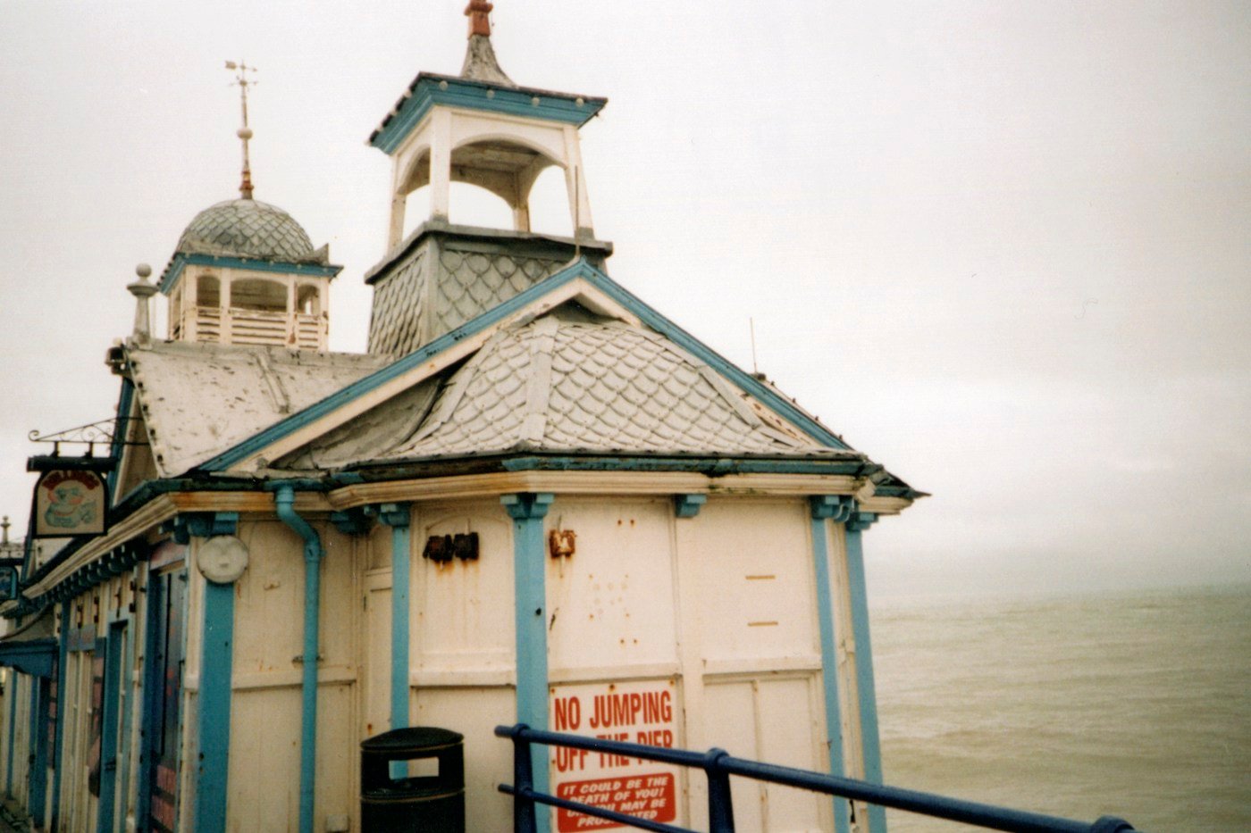 Eastbourne sahilinde deniz ve yaz atmosferi — şehir fotoğrafı